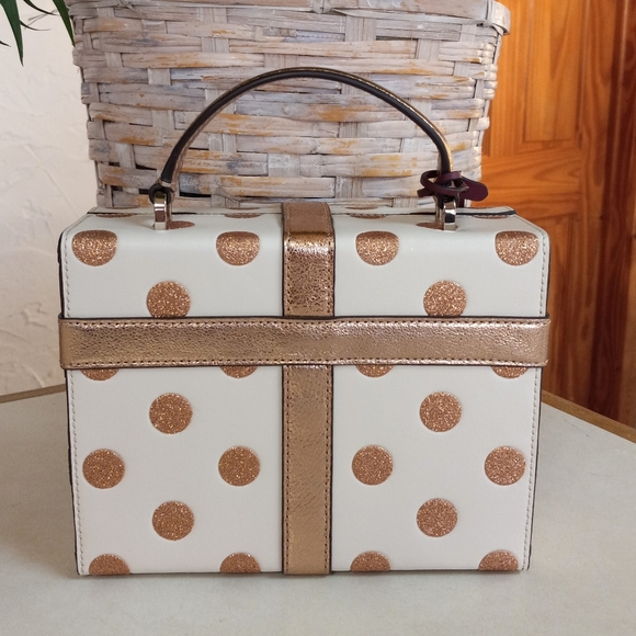 Kate Spade New York Crossbody Bag, Wrapping Party Gift Box. Parchment & Gold - Picture 4 of 12
